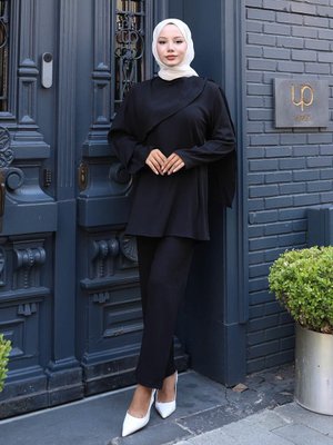 Siyah Pelerin Detaylı İkili Takım