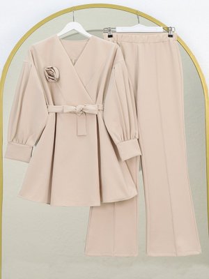 Bej Çapraz Yaka Gül Detaylı Kemerli İkili Takım