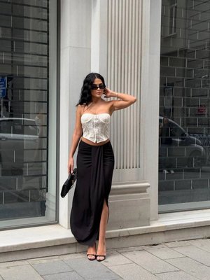 Siyah Uzun Wood'n Büzgü Detay Tasarım Etek Siyah Uzun Wood'n Büzgü Detay Tasarım Etek