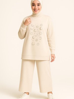 Bej Zarif Önü Taş Detaylı Ve Bisiklet Yaka Tunik Pantolon İkili Takım Bej Zarif Önü Taş Detaylı Ve Bisiklet Yaka Tunik Pantolon İkili Takım
