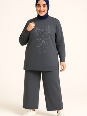 Gri Zarif Önü Taş Detaylı Ve Bisiklet Yaka Tunik Pantolon İkili Takım Gri Zarif Önü Taş Detaylı Ve Bisiklet Yaka Tunik Pantolon İkili Takım