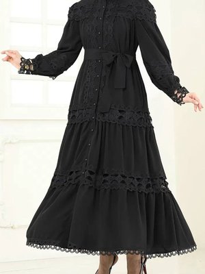 Siyah Kuşaklı Dantel Detaylı Elbise