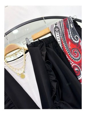 Siyah Nilüfer Fırfırlı Klasik İkili Takım Siyah Nilüfer Fırfırlı Klasik İkili Takım