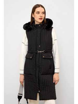 Siyah Kürklü Çıkabilen Kapüşonlu Kemer Detaylı Kapitone Yelek Siyah Kürklü Çıkabilen Kapüşonlu Kemer Detaylı Kapitone Yelek