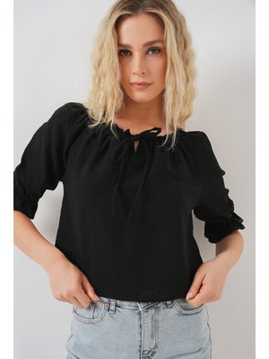 Siyah Yakası Fırfır Detaylı Bluz Siyah Yakası Fırfır Detaylı Bluz