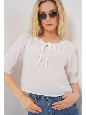 Beyaz Yakası Fırfır Detaylı Bluz Beyaz Yakası Fırfır Detaylı Bluz