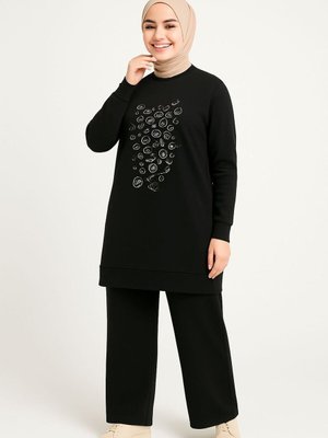 Siyah Zarif Önü Taş Detaylı Ve Bisiklet Yaka Tunik Pantolon İkili Takım Siyah Zarif Önü Taş Detaylı Ve Bisiklet Yaka Tunik Pantolon İkili Takım