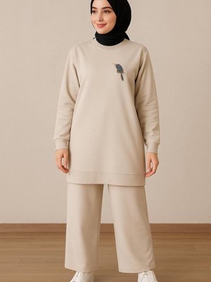 Bej Şık Zarif Kuş Taş Detaylı Ve Bisiklet Yaka Tunik Pantolon İkili Takım Bej Şık Zarif Kuş Taş Detaylı Ve Bisiklet Yaka Tunik Pantolon İkili Takım
