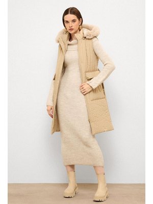 Bej Kürklü Çıkabilen Kapüşonlu Kemer Detaylı Kapitone Yelek Bej Kürklü Çıkabilen Kapüşonlu Kemer Detaylı Kapitone Yelek
