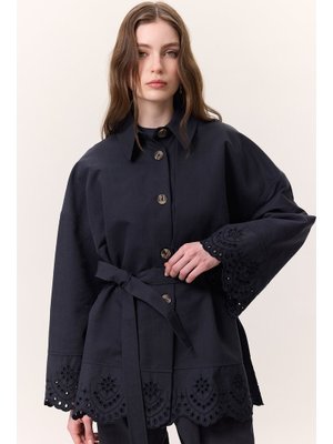Lacivert Nakış Detaylı Tasarım Trençkot Lacivert Nakış Detaylı Tasarım Trençkot