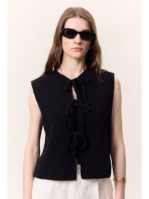 Siyah Bağcıklı Triko Yelek