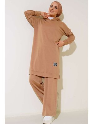 Bej Önü Armalı Kapüşonlu İkili Takım