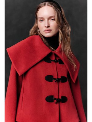 Kırmızı Tokalı Kaşe Kaban