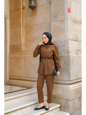 Kahverengi Düğme Detay Takım Kahverengi Düğme Detay Takım