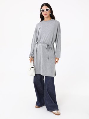 Gri Melanj Rahat Kalıp Beli Bağlamalı Uzun Tunik Gri Melanj Rahat Kalıp Beli Bağlamalı Uzun Tunik