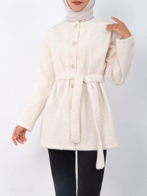 Ekru Düğmeli Beli Bağlamalı Kürklü Ceket Ekru Düğmeli Beli Bağlamalı Kürklü Ceket