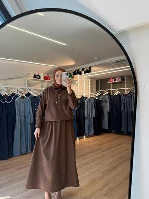 Kahverengi Süet Kumaş Kapüşonlu Etek Sweatshirt İkili Takım Kahverengi Süet Kumaş Kapüşonlu Etek Sweatshirt İkili Takım