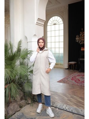 Bej Kapüşonlu Fermuarlı Kolsuz Yandan Cepli Kapitone Yelek 46)