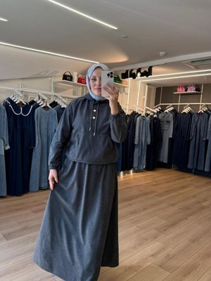 Gümüş Süet Kumaş Kapüşonlu Etek Sweatshirt İkili Takım Gümüş Süet Kumaş Kapüşonlu Etek Sweatshirt İkili Takım