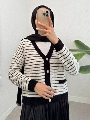 Ekru Düğmeli Cep Detaylı İnce Çizgili Triko Hırka