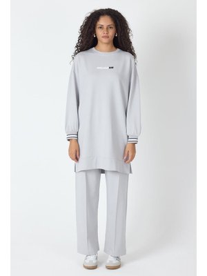 Gri Etek Ucu Yırtmaçlı Baskı Detaylı Nervürlü Bol Paça Pantolon Sweatshirt Alt Üst Takım Gri Etek Ucu Yırtmaçlı Baskı Detaylı Nervürlü Bol Paça Pantolon Sweatshirt Alt Üst Takım