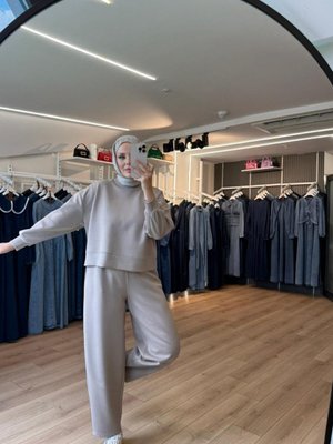 Krem Pamuklu Kumaş Relaxed Kesim Pantolon Sweatshirt İkili Takım Krem Pamuklu Kumaş Relaxed Kesim Pantolon Sweatshirt İkili Takım