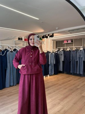 Bordo Süet Kumaş Kapüşonlu Etek Sweatshirt İkili Takım Bordo Süet Kumaş Kapüşonlu Etek Sweatshirt İkili Takım