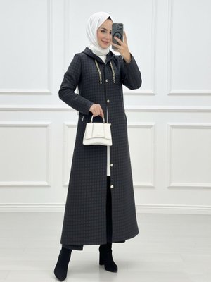 Siyah Yakası Zincir Detaylı Uzun Kapitone Kaban