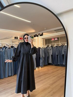 Siyah V Yaka Beli Büzgülü Geniş Kalıp Balon Kollu Denim Kot Elbise Siyah V Yaka Beli Büzgülü Geniş Kalıp Balon Kollu Denim Kot Elbise