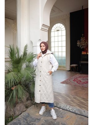 Bej Kapüşonlu Çıtçıtlı Kolsuz Cepli Uzun Kapitone Yelek 46)