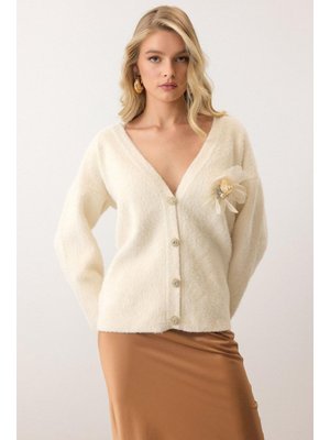 Ekru Çiçek Aksesuarlı Soft Triko Hırka