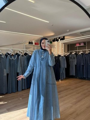 Mavi Düğmeli Arkası A Pile Büyük Cepli Denim Kot Elbise Mavi Düğmeli Arkası A Pile Büyük Cepli Denim Kot Elbise