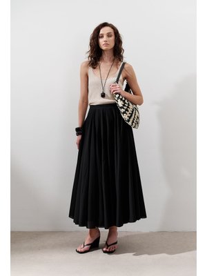 Siyah Parçalı Geniş Pamuklu Etek Siyah Parçalı Geniş Pamuklu Etek