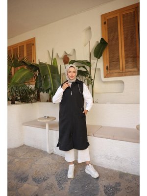 Siyah Kapüşonlu Fermuarlı Kolsuz Yandan Cepli Kapitone Yelek 46)