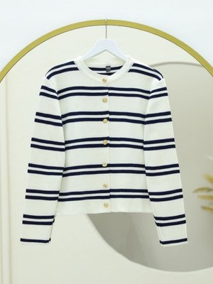 Beyaz Parlak Düğmeli Çizgili Triko Hırka