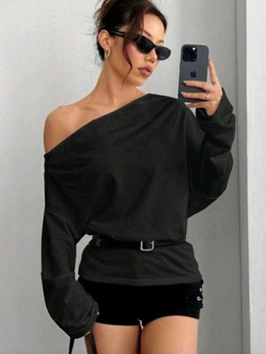 Siyah Kayık Yaka Asimetrik Salaş Kesim İki İplik Geniş Sweatshirt Siyah Kayık Yaka Asimetrik Salaş Kesim İki İplik Geniş Sweatshirt