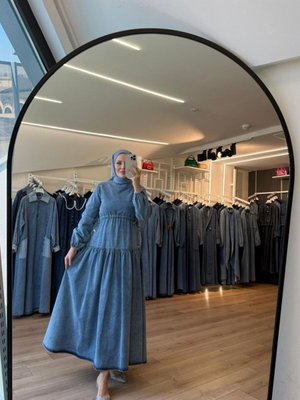 Mavi Beli Büzgülü Bağcıklı Eteği Katlı Kloş Denim Elbise Mavi Beli Büzgülü Bağcıklı Eteği Katlı Kloş Denim Elbise