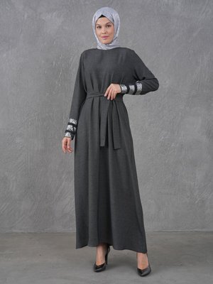 Antrasit Melanjlı Kumaş Manşet Payet Garnili Elbise Antrasit Melanjlı Kumaş Manşet Payet Garnili Elbise