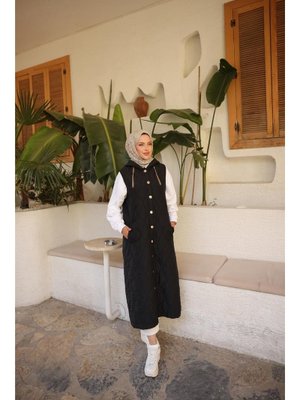 Siyah Kapüşonlu Çıtçıtlı Kolsuz Cepli Uzun Kapitone Yelek 46)