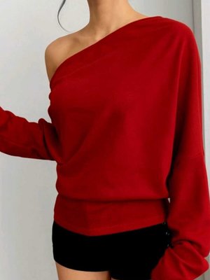 Kırmızı Kayık Yaka Asimetrik Salaş Kesim İki İplik Geniş Sweatshirt Kırmızı Kayık Yaka Asimetrik Salaş Kesim İki İplik Geniş Sweatshirt