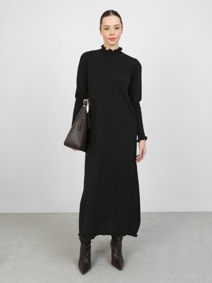 Siyah Fırfır Detaylı Balıkçı Yaka Triko Elbise