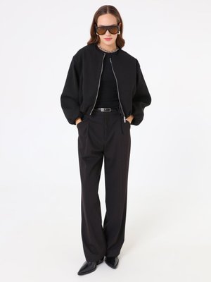 Siyah Balon Kollu Fermuarlı Kısa Kaban Siyah Balon Kollu Fermuarlı Kısa Kaban