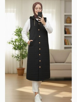 Siyah Önü Düğmeli Zincir Detaylı Kapüşonlu Kapitone Yelek