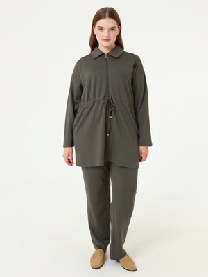 Haki Yumuşak Tuşeli Fermuarlı Beli Kordon Detaylı Tunik & Pantolon Büyük Beden Takım Haki Yumuşak Tuşeli Fermuarlı Beli Kordon Detaylı Tunik & Pantolon Büyük Beden Takım