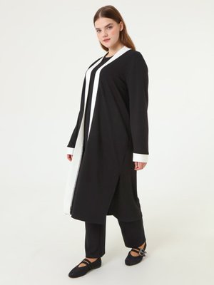 Yumuşak Tuşeli Kontras Renkli Bluz & Pantolon Kimono Büyük Beden Takım Siyah Ekru Yumuşak Tuşeli Kontras Renkli Bluz & Pantolon Kimono Büyük Beden Takım Siyah Ekru