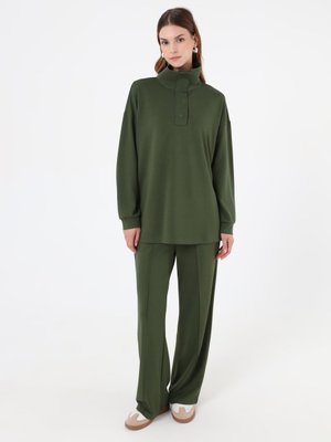 Haki Yumuşak Kumaşlı Çıtçıt Detaylı Tunik & Pantolon Takım
