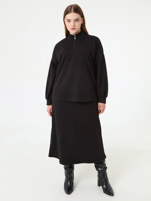 Siyah Fermuarlı Kanguru Cep Detaylı Sweatshirt & Etek Büyük Beden Takım Siyah Fermuarlı Kanguru Cep Detaylı Sweatshirt & Etek Büyük Beden Takım
