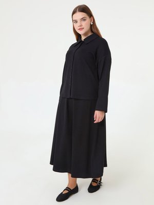 Siyah Yumuşak Tuşeli Düğme Detaylı Gömlek & Etek Büyük Beden Takım