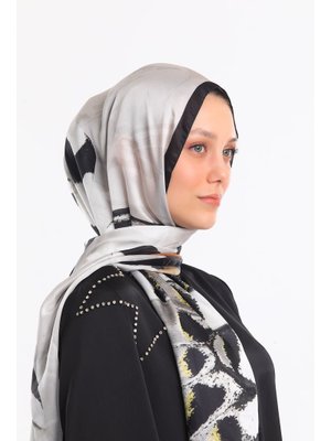Kelebek Desen Dora Saten Seri Şal Askısı İle Birlikte 75x200 Cm Krem Siyah Kelebek Desen Dora Saten Seri Şal Askısı İle Birlikte 75x200 Cm Krem Siyah