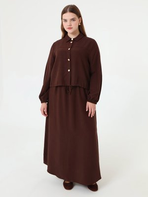 Yumuşak Tuşeli Gold Düğme Detaylı Gömlek & Etek Büyük Beden Takım Kahverengi